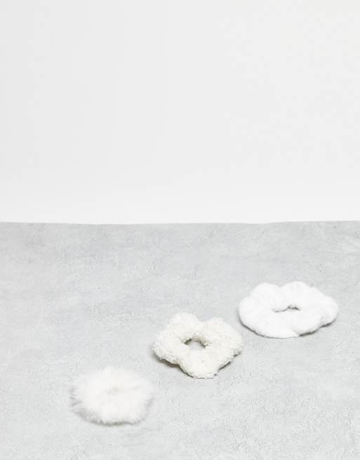 DesignB London – Zestaw 3 gumek do włosów ze sztucznego futra w odcieniach bieli