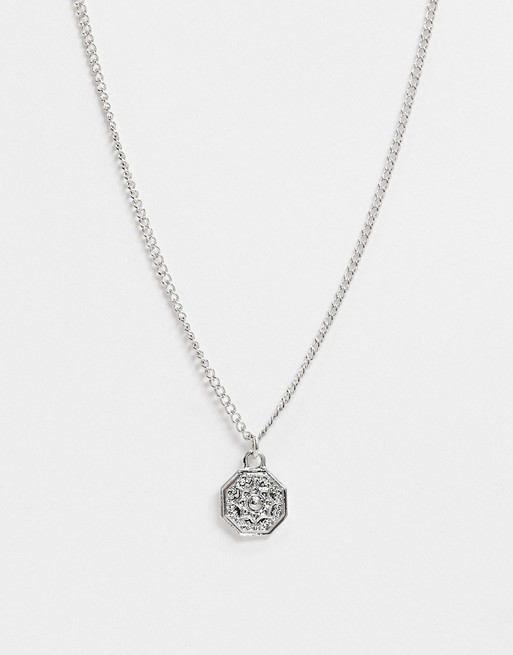 DesignB neckchain in silver with octagonal engraved pendant