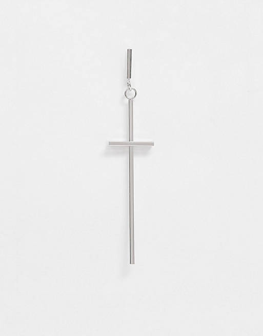 DesignB - Oversized oorbel met één kruis in zilver