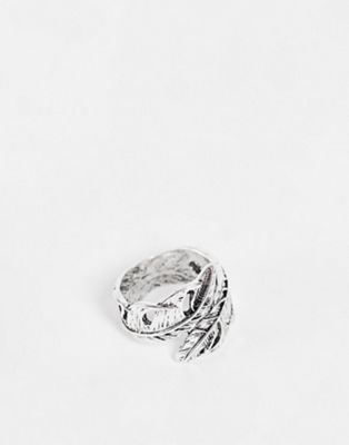 DesignB – Silberfarbener Ring im Wickelstil mit Federdesign