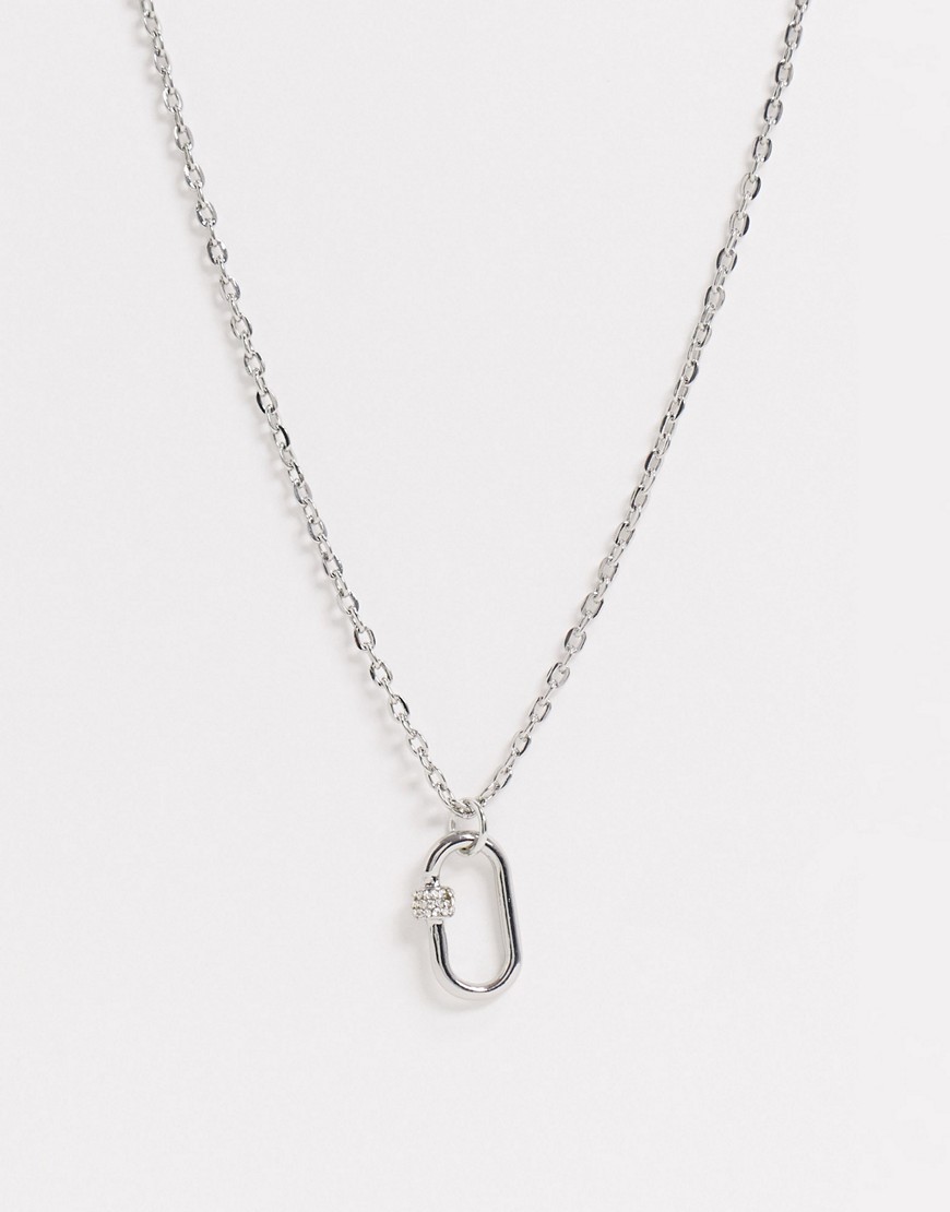DesignB – Silverfärgad halskedja med liten karbinhakeberlock