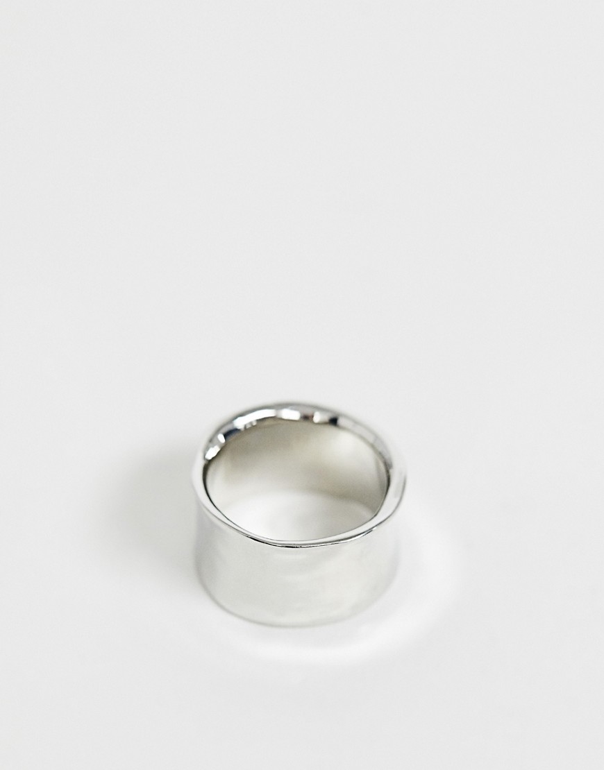 DesignB – Silverfärgad rundad ring i bred modell