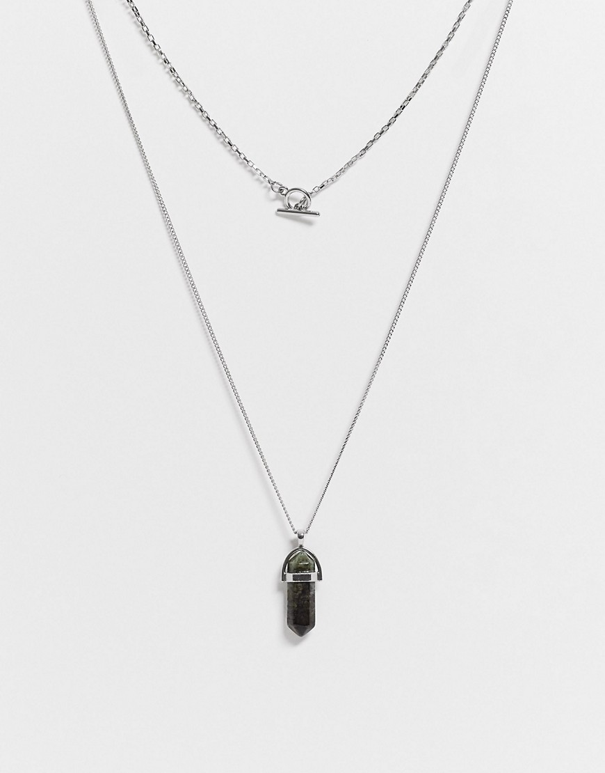DesignB – Silverfärgade halskedjor i flera rader med T-stav och melerat stenhängsmycke