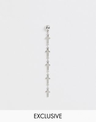 DesignB – Silverfärgade hängande örhängen med kors