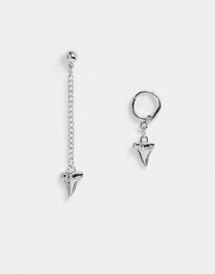 DesignB – Silverfärgade örhängen med hajtand i flerpack
