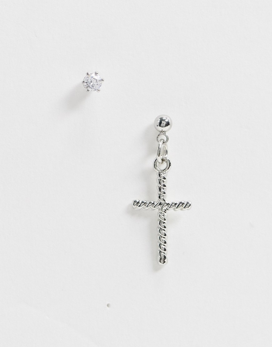 DesignB – Silverfärgade örhängen med stift och korsformade hängsmycken