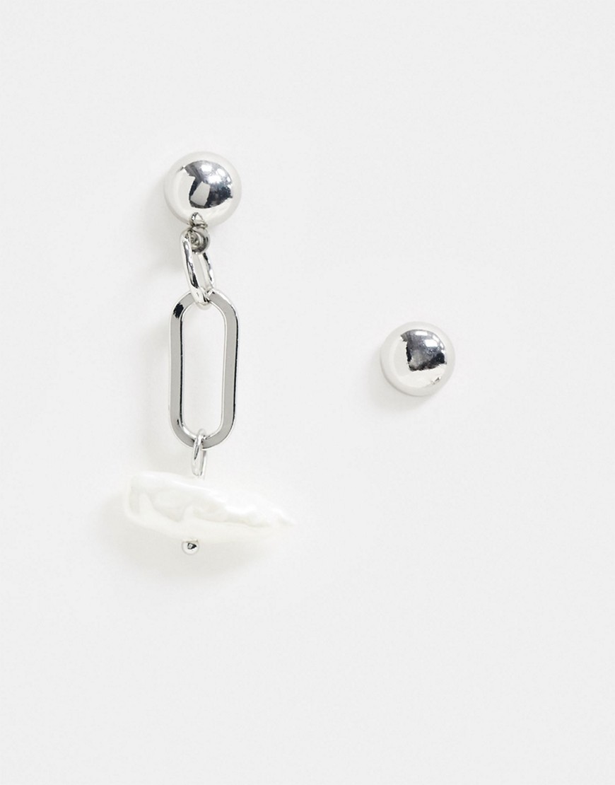 Designb London - Designb – silverfärgade örhängen med stift och pärlhänge