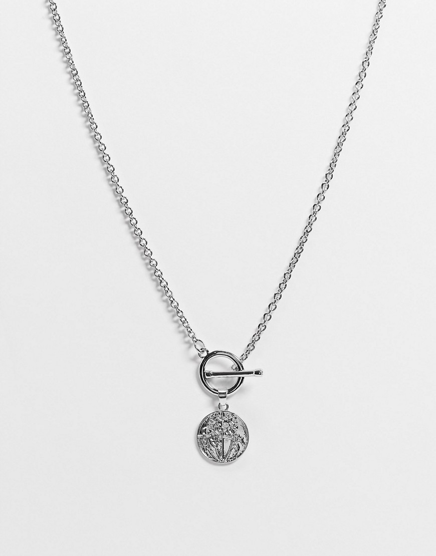 DesignB – Silverfärgat halsband med T-stav och rund skiva