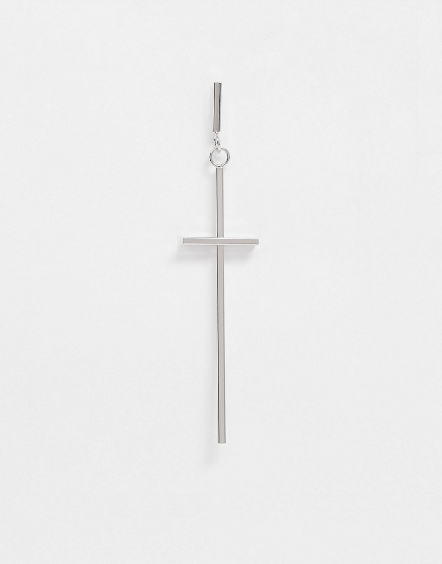 DesignB – Silverfärgat örhänge med överdimensionerat kors