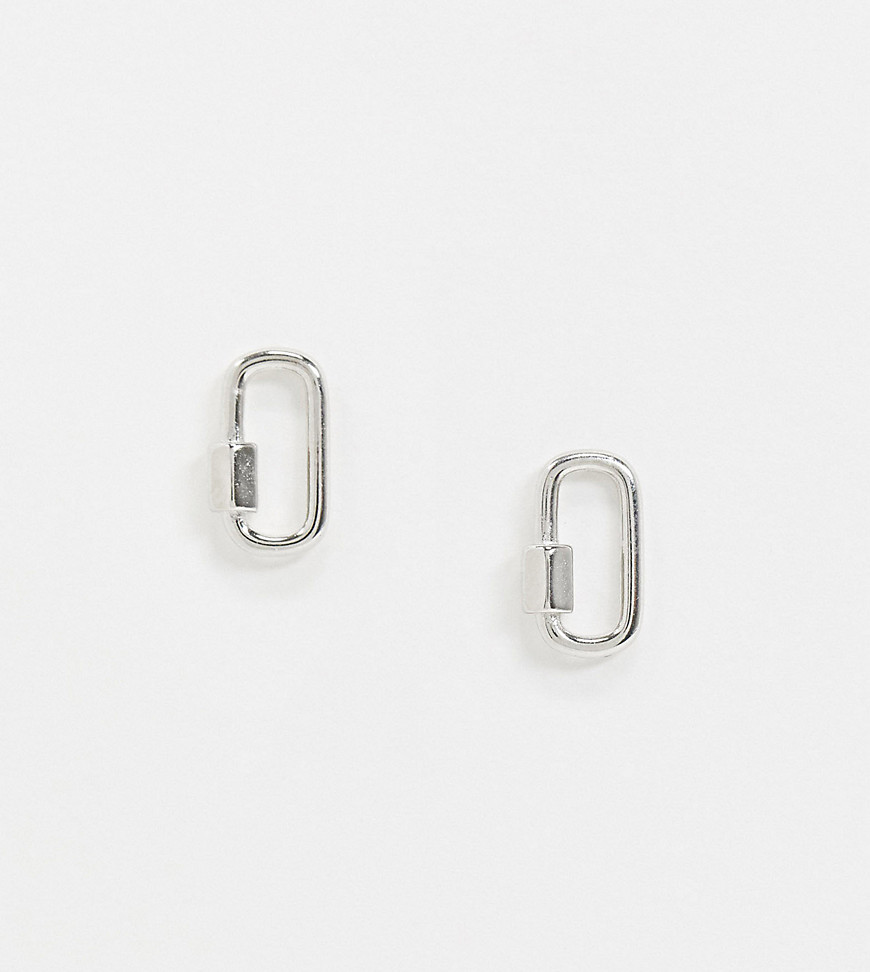DesignB – Små örhängen i äkta silver med karbinhakedesign