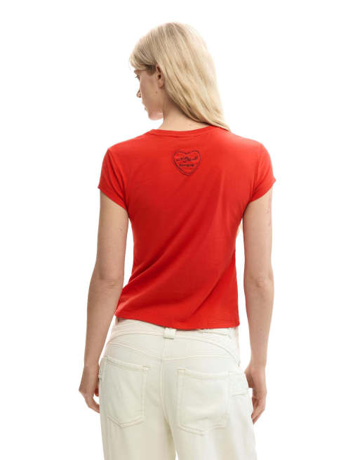 Desigual – Figurbetontes T-Shirt in Rot mit „Boys Lie“-Print, 2 von 4