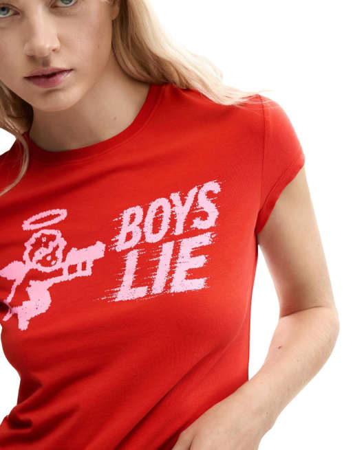 Desigual – Figurbetontes T-Shirt in Rot mit „Boys Lie“-Print, 3 von 4