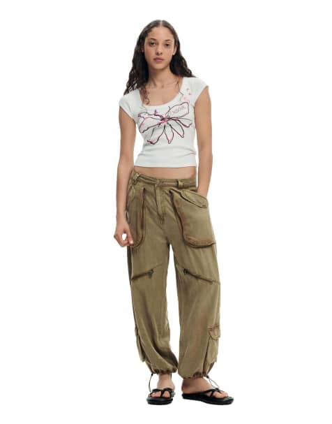 Desigual – Figurbetontes T-Shirt in Weiß mit Blumen-Print - view 1