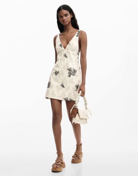 Desigual - Jurk met bandjes en geborduurde takken in wit - view 1