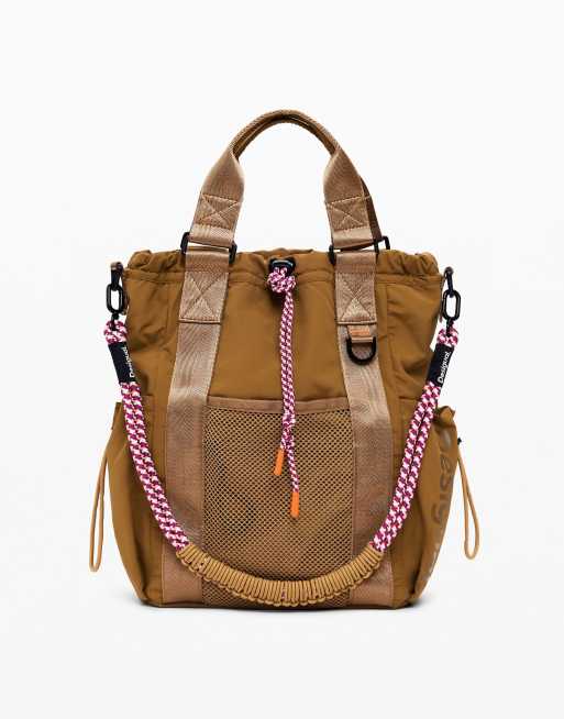 Desigual - Mochila marrón multiposición con cordón ajustable