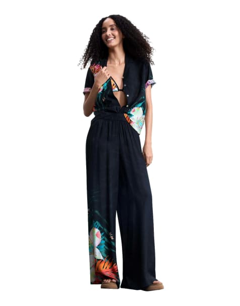 Desigual - Soepelvallende broek met tropische print in zwart - view 1