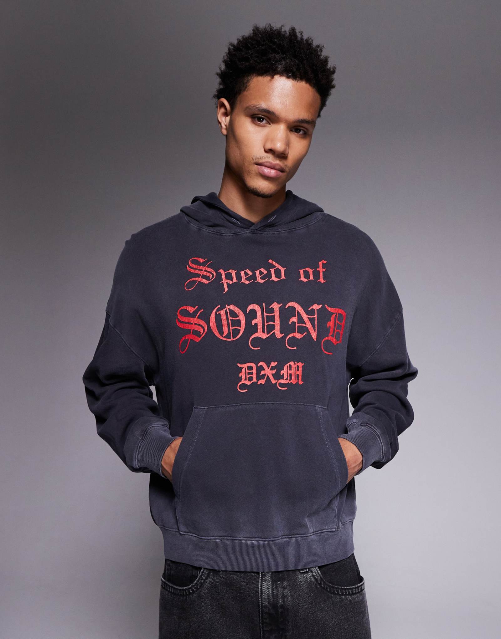 Камерный хор Deus Ex Machina с объемной толстовкой черного цвета, окрашенной в цвет одежды