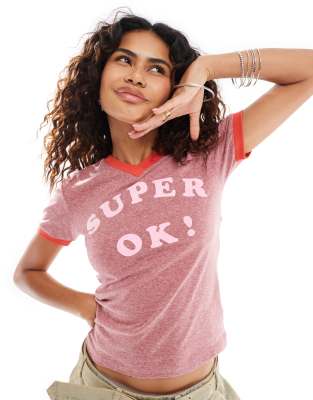 Deus Ex Machina - Knapp geschnittenes Ringer-T-Shirt in Rosa mit V-Ausschnitt und „OK"-Print