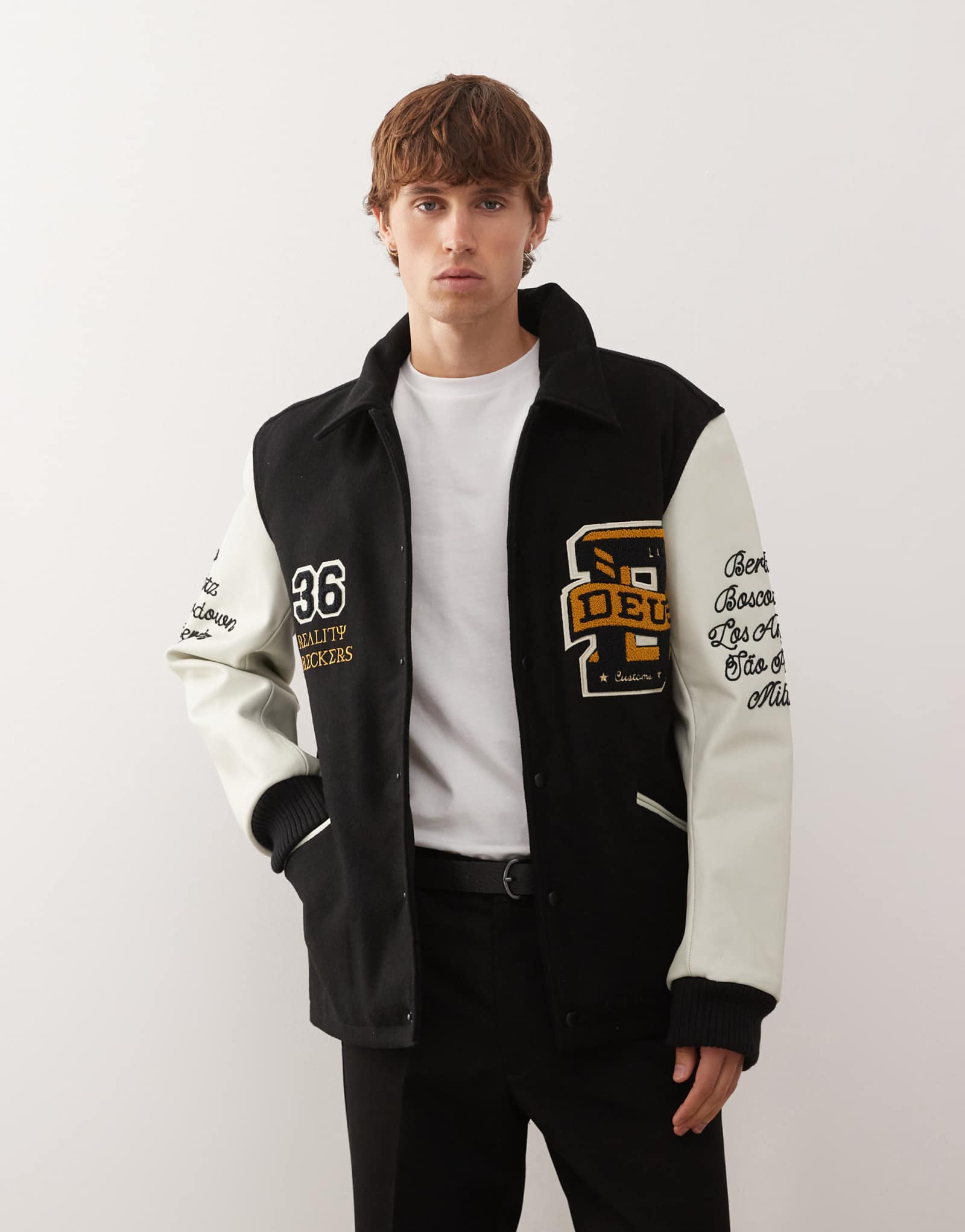 Куртка школьного тренера Deus Ex Machina sourmug черно-белая с вышитыми нашивками