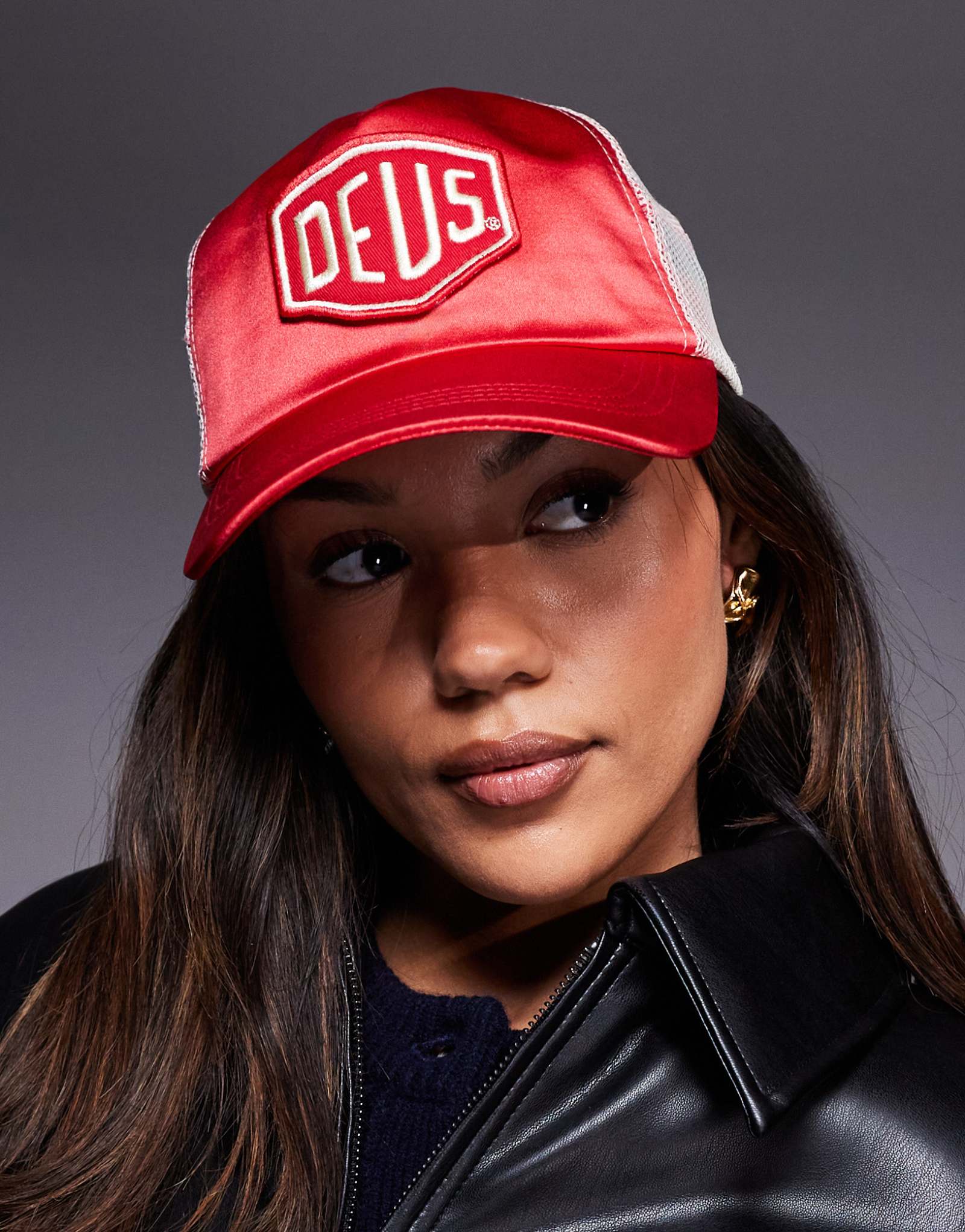 Красная кепка дальнобойщика с эмблемой Deus Machina paris shield