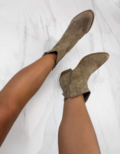 DIA Studios Cowboy western ankle boots in light brown in brown, 2 of 4