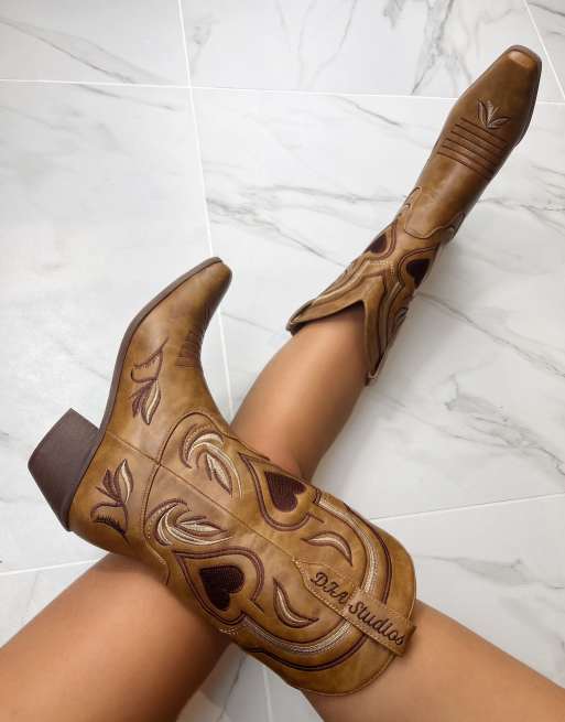 DIA STUDIOS Cowboy Western Boots in brown heart detail