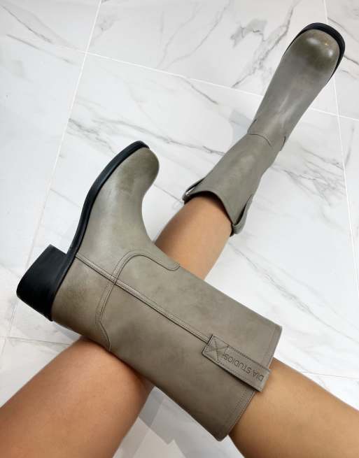 DIA Studios Trucker pull up boots in grey taupe leather in taupe