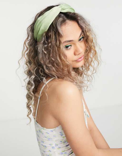 Diadema ancha con detalle anudado y lavado salvia de My Accessories London (parte de un conjunto)