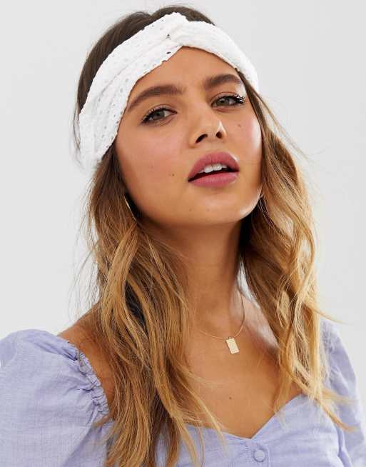 Diadema con nudo delantero y bordado inglés en blanco de ASOS DESIGN