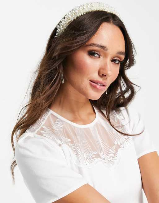 Diadema de novia color crema con adornos de perlas de Y.A.S