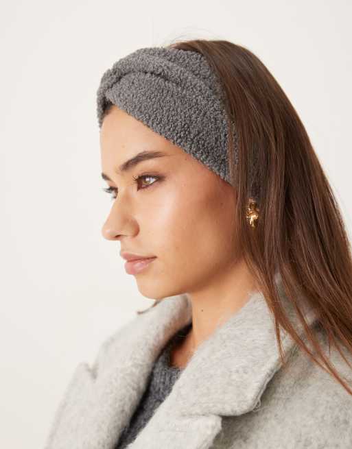 Diadema gris oscuro con detalle retorcido de bouclé de DesignB London, 3 de 3