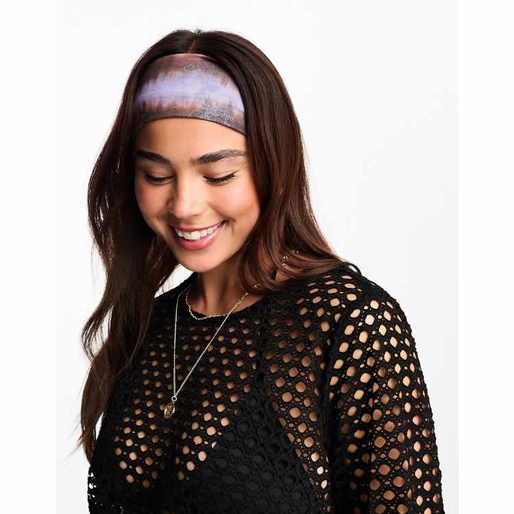 Diadema morada y marrón con efecto tie dye y detalle de flores de