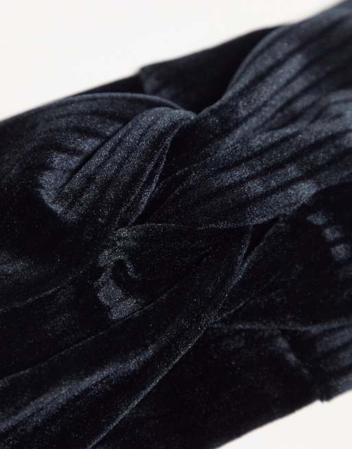 Diadema negra para mujer con detalle de nudo retorcido de terciopelo de Nike, 2 de 4