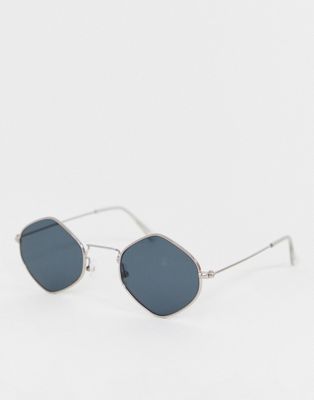 Diamandformede solbriller med sølvfarvet stel og røgfarvede glas fra South Beach - KUN HOS ASOS