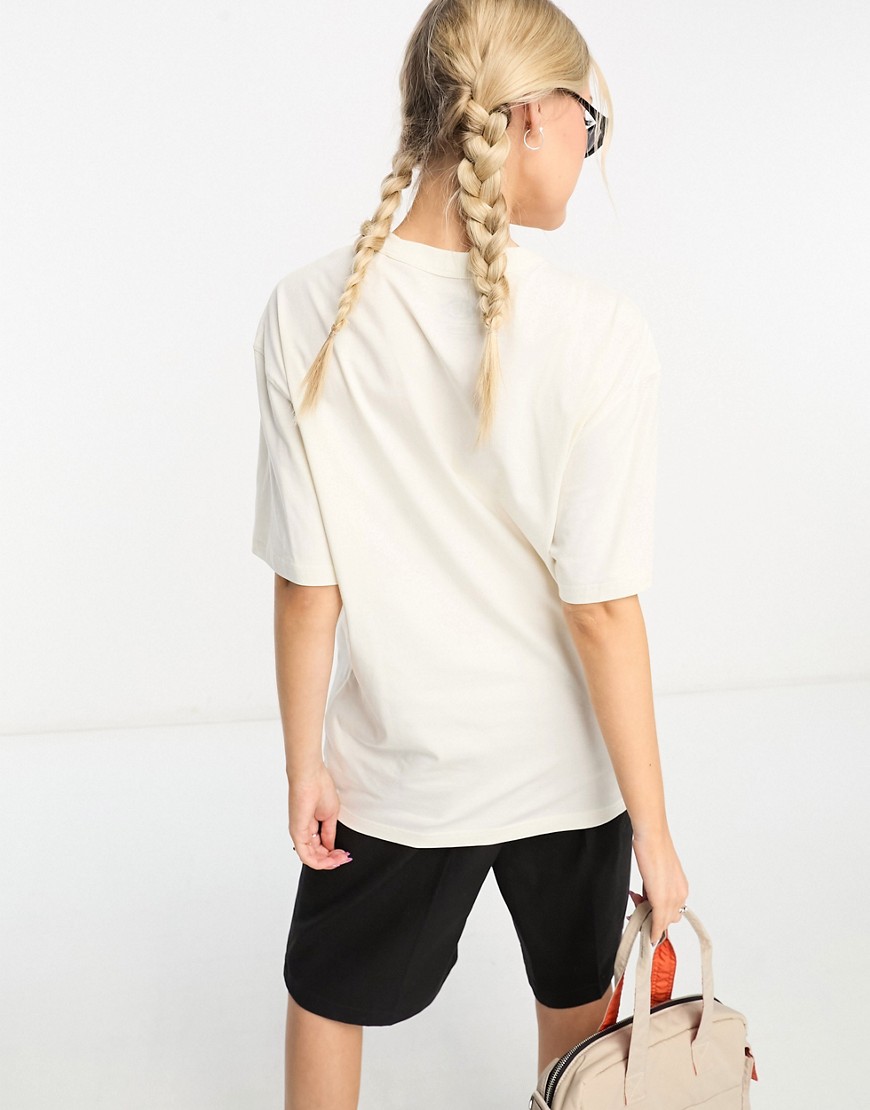 Aitkin - T-shirt unisex bianco sporco con logo stile college sul petto - In esclusiva per ASOS - Dickies T-shirt donna  - immagine1