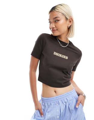 Dickies - Choteau - Enges T-Shirt in Dunkelbraun mit mittigem Logo-Brown