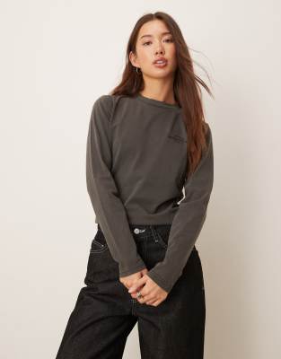 Dickies - Christiana - Langärmliges Cropped-T-Shirt in verwaschenem Schwarz