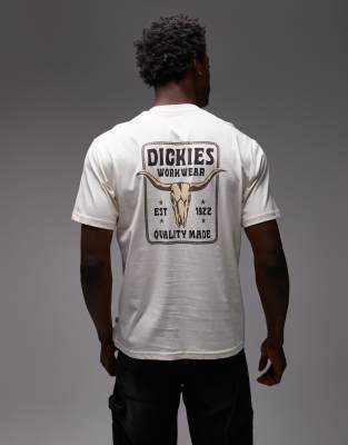 Dickies - Fort Peck - T-Shirt in Wollweiß mit Western-Rückenprint - Exklusiv bei ASOS