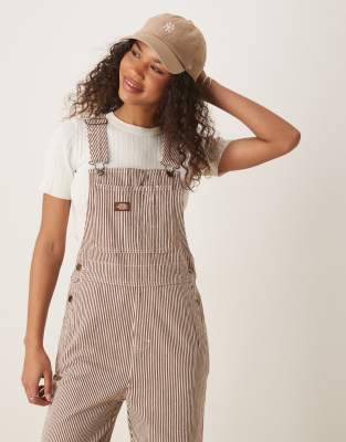Dickies - Klassische Jeans-Latzhose mit Hickory-Streifen in Cappuccino-Braun
