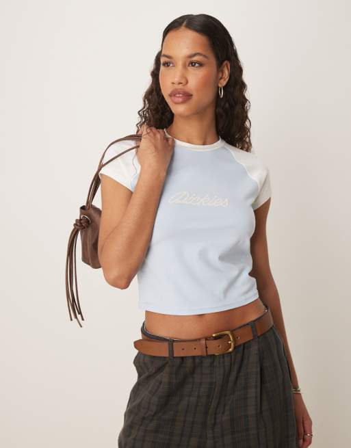 Dickies – Knapp geschnittenes T-Shirt in Babyblau mit weißen Raglanärmeln und Logo-Westernschrift im Kordel-Design