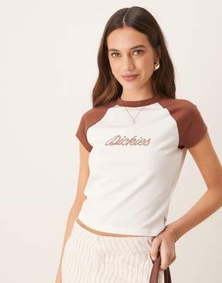 Dickies - Knapp geschnittenes T-Shirt in Wollweiß und Cappuccino-Braun mit Raglanärmeln und Western-Logo im Kordel-Desig...