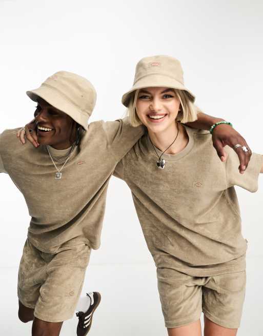 Dickies – Oak Grove – Urlaubspack Unisex-T-Shirts aus Frottee in Sand, exklusiv bei ASOS