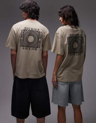 Dickies - Oatfield - T-Shirt in Hellbraun mit Grafikprint am Rücken