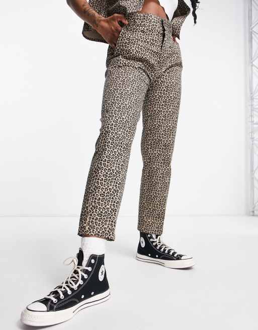 Dickies – Silver Firs – Leopardmönstrade byxor 