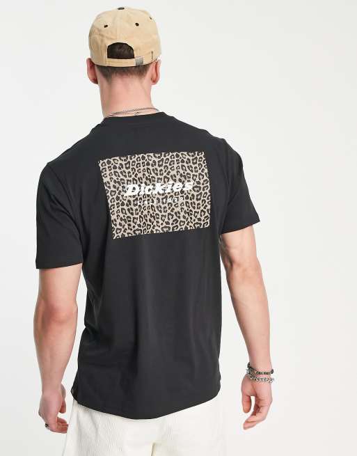 Dickies - Silver Firs - T-shirt à imprimé léopard encadré au dos - Noir 