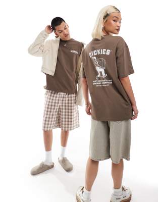 Dickies - T-Shirt in Braun mit Arbeiter-Grafikprint auf dem Rücken-Brown