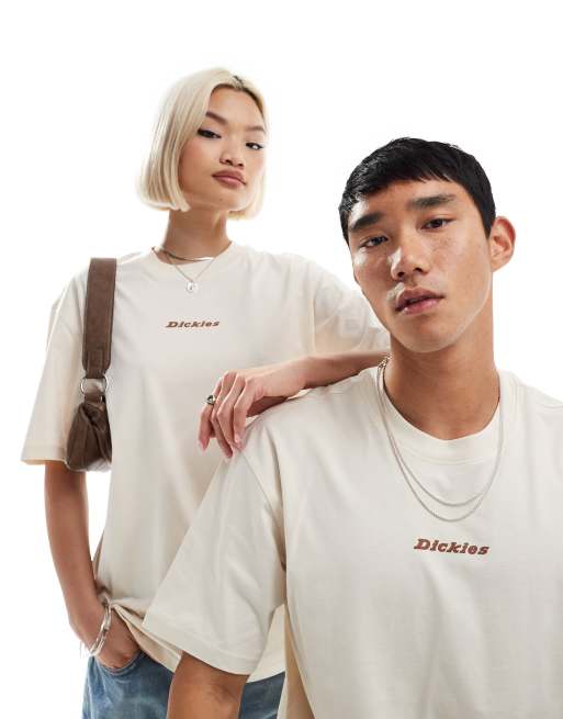 Dickies – Valley Falls – T-Shirt in Wollweiß mit mittigem Logo, exklusiv bei FhyzicsShops