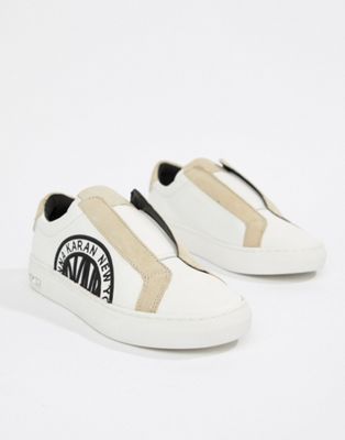 DKNY – Callie – Sneakers i dra på-modell med mockadetaljer-Vit