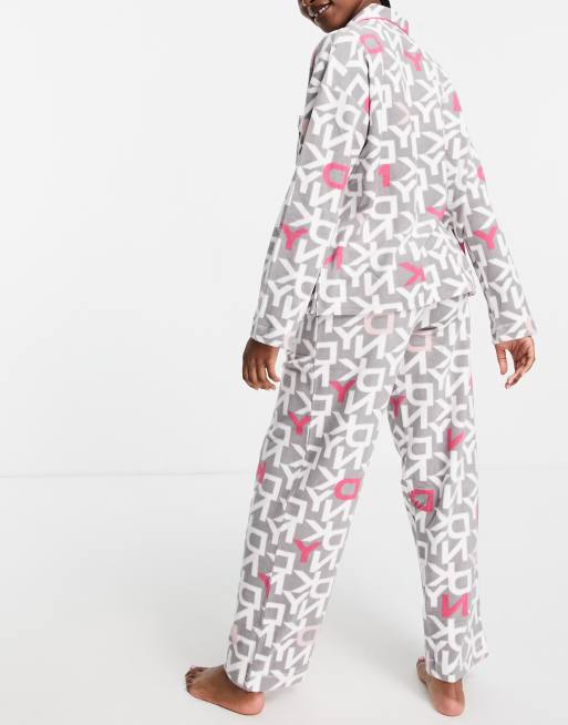 DKNY – Gemütlicher, elastischer Pyjama aus Fleece in Grau/Rosa mit Logoprint und Reverskragen, in Geschenkverpackung, 2 von 4