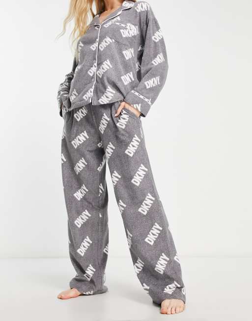DKNY – Grå, stretchig, loggmönstrad pyjamas i fleece med topp och byxor i presentförpackning 